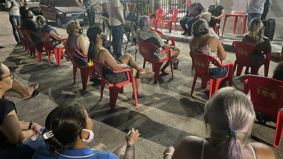 Defensoria Pública do Amazonas escuta moradores revoltados com valores da conta de energia