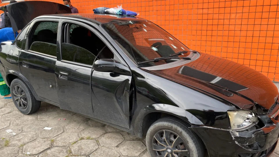 VEJA VÍDEO de Carro com casal que foi ‘crivado de balas’ e deixou  homem gravemente ferido, na zona Norte de Manaus