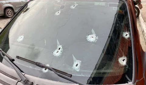 Carro com casal é ‘crivado de balas’ e homem fica gravemente ferido, na zona Norte de Manaus; VÍDEO