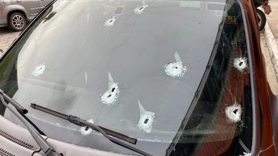 Carro com casal é ‘crivado de balas’ e homem fica gravemente ferido, na zona Norte de Manaus; VÍDEO