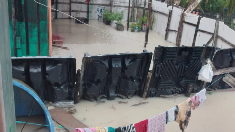 Chuva causa alagamento de casas e deslizamentos de barrancos, em Manaus; veja vídeo