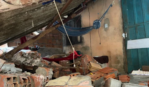 Muro desaba sobre casa na zona leste e mulher fica desabrigada