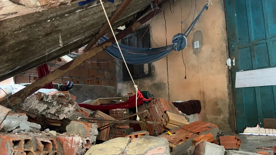 Muro desaba sobre casa na zona leste e mulher fica desabrigada
