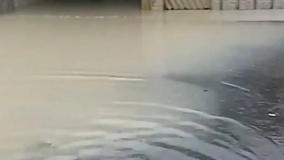 Veja vídeo; Moradores sofrem com forte chuva em Manaus