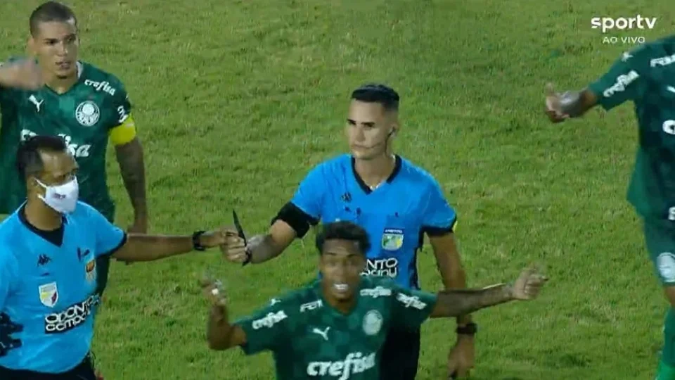 Após invasão e faca em campo, Palmeiras vence o São Paulo e está na final da Copinha