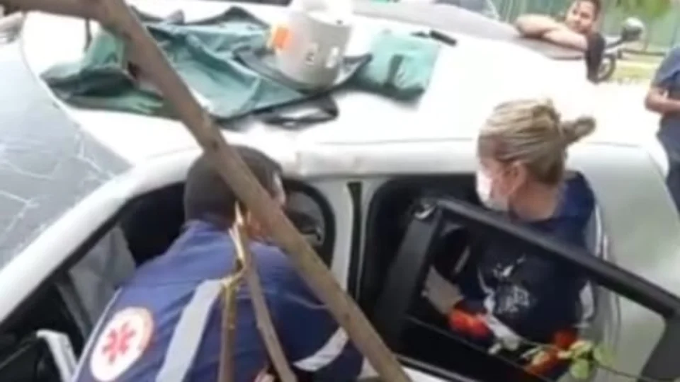 Grave acidente deixa motorista preso nas ferragens em Belém