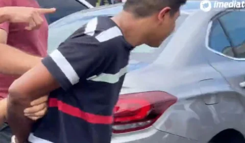 Suspeito de envolvimento na morte do sargento leva socos de familiares em frente a DEHS