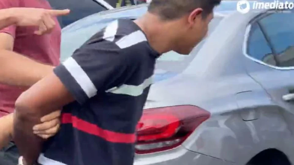 Suspeito de envolvimento na morte do sargento leva socos de familiares em frente a DEHS