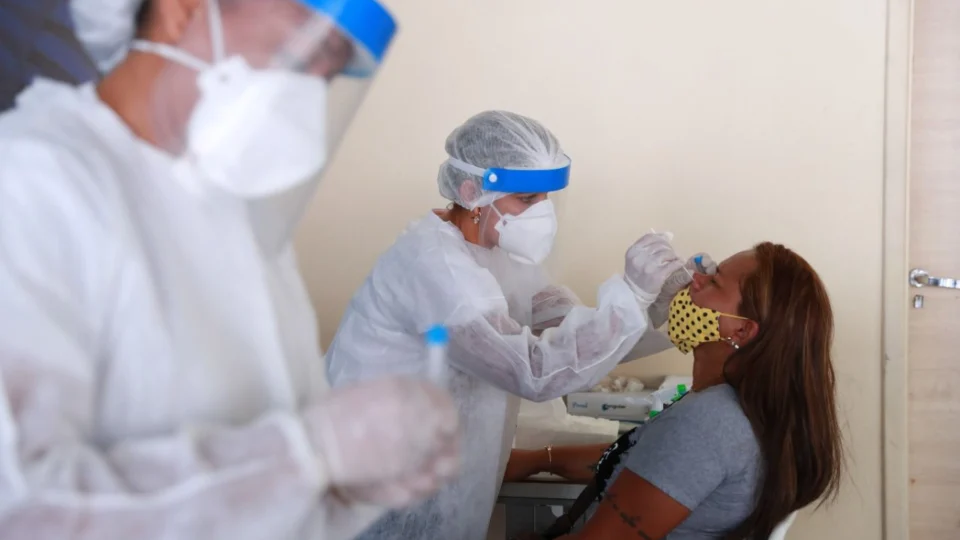 1.948 novos casos de COVID-19 e 7 mortes são registrados no Amazonas