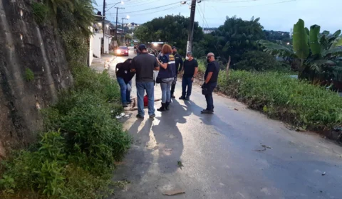 Cinco homens são baleados no momento em que conversavam em frente de casa, no Parque São Pedro; Veja vídeo