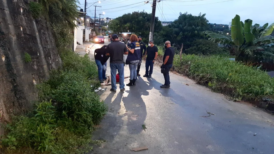 Cinco homens são baleados no momento em que conversavam em frente de casa, no Parque São Pedro; Veja vídeo