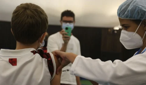 Rio de Janeiro suspende vacinação de crianças por falta de doses