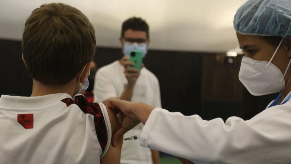 Rio de Janeiro suspende vacinação de crianças por falta de doses