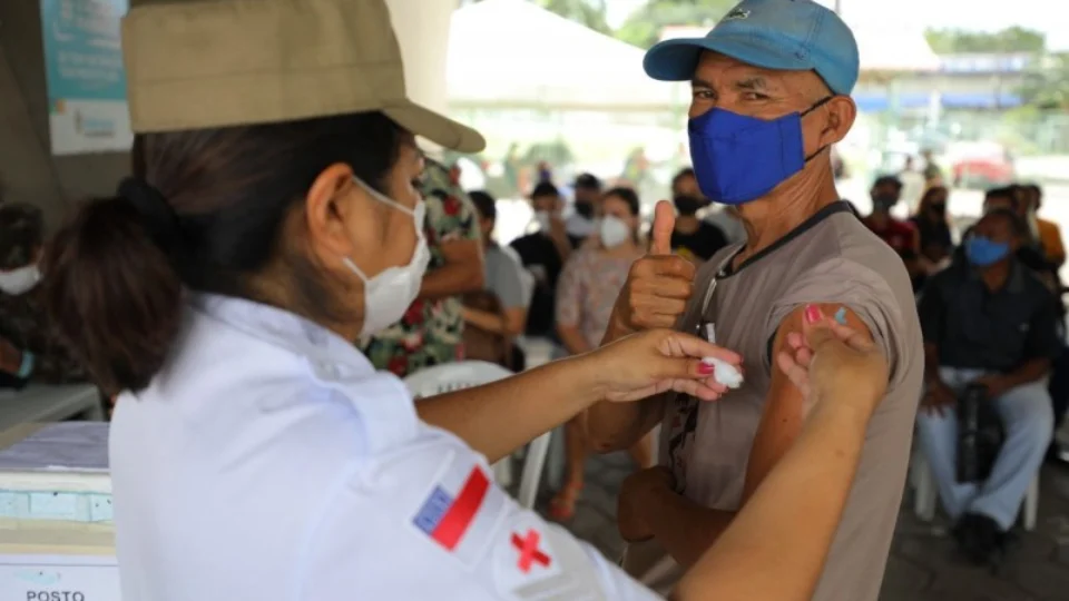 Manaus convoca mais de 1 milhão de ‘atrasados’ para atualizar vacinação contra a Covid-19