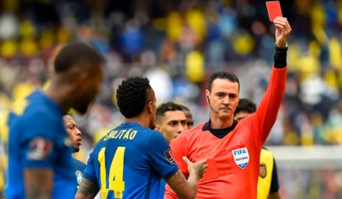 Brasil e Equador empatam em jogo marcado por arbitragem confusa e duas expulsões