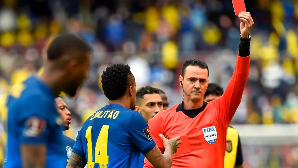 Brasil e Equador empatam em jogo marcado por arbitragem confusa e duas expulsões