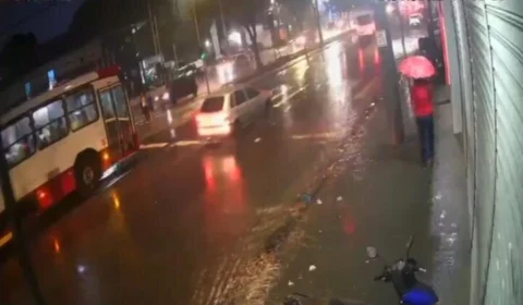 VEJA VÍDEO: carro bate em mulher em faixa de pedestre na zona Leste e em seguida foge
