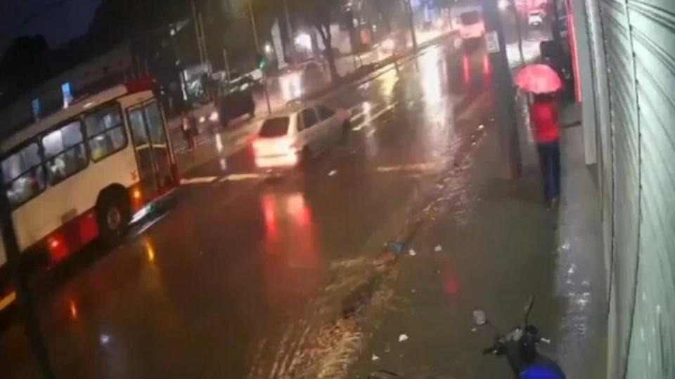 VEJA VÍDEO: carro bate em mulher em faixa de pedestre na zona Leste e em seguida foge