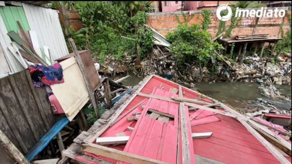 Casas desabam no beco Tarumã após forte chuva em Manaus