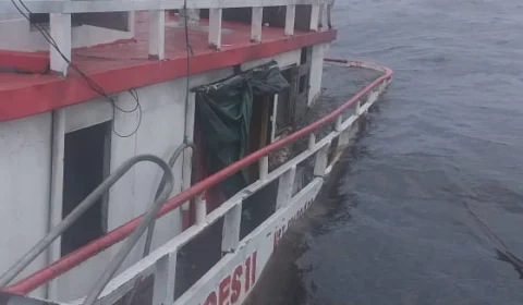 VÍDEO: Rebocador que realizava travessia afunda no Rio Negro e deixa passageiros assustados