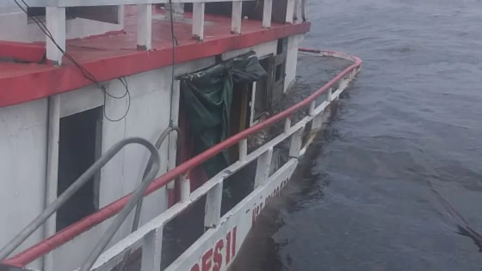 VÍDEO: Rebocador que realizava travessia afunda no Rio Negro e deixa passageiros assustados