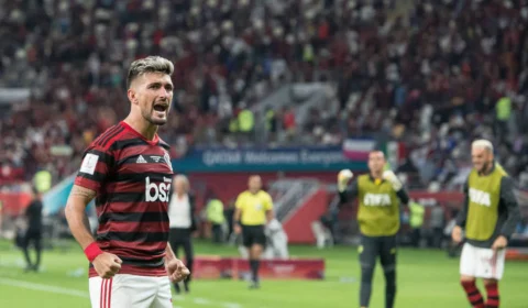 Flamengo oficializa renovação de contrato com Arrascaeta