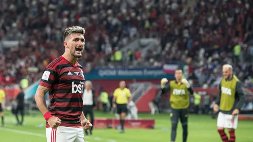 Flamengo oficializa renovação de contrato com Arrascaeta