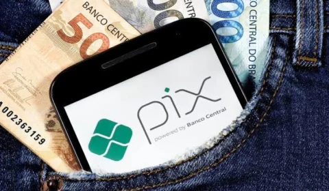 Criminosos aplicam golpes usando Pix e QR Code