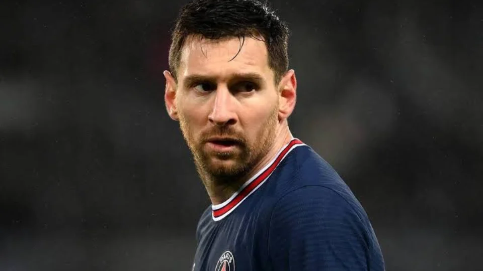 Messi continua se recuperando da covid-19 e desfalca PSG