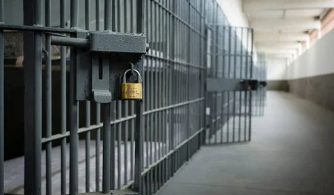 Homem é preso com drogas, arma e colete balístico em Manaus