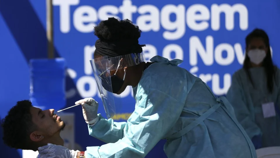 Brasil registra 49,3 mil novos casos de covid-19 e 115 mortes