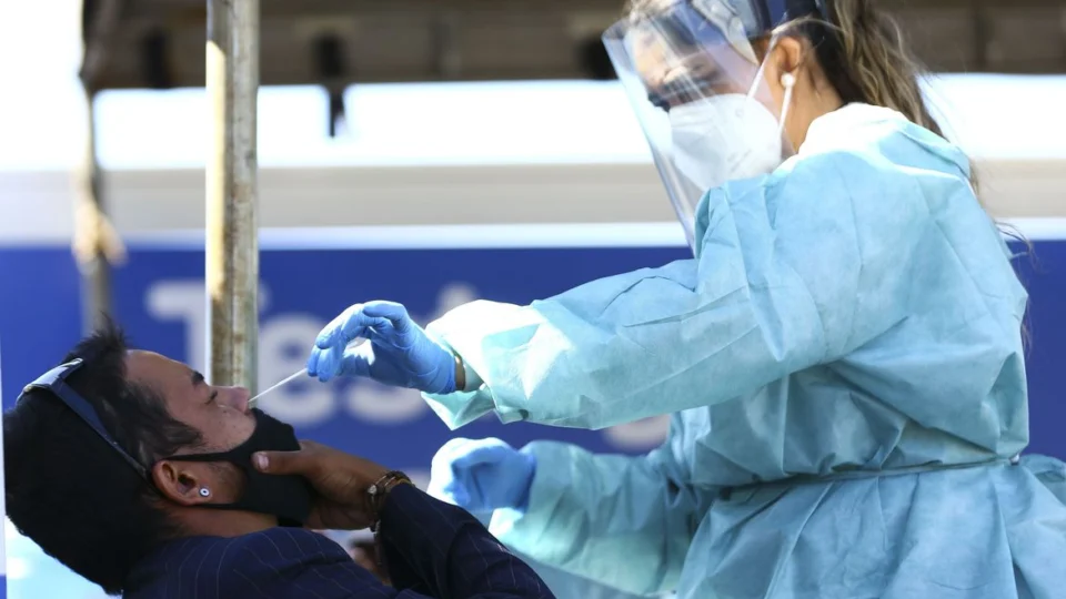 Covid-19: Brasil tem 23,2 milhões de casos e 621,5 mil mortes