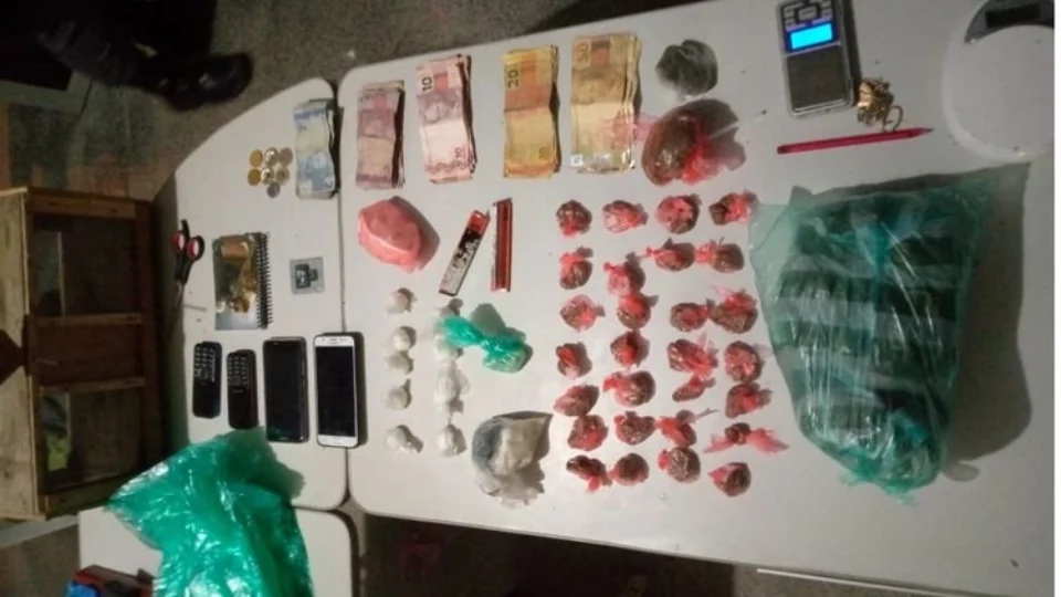 Mulher é presa por tráfico e por guardar jiboia de facção no Amazonas