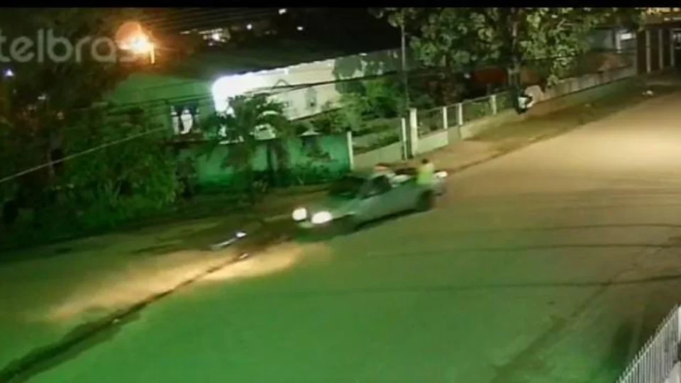 Após se desequilibrar e cair da carroceria de carro, mulher morre ao bater a cabeça, no Amazonas