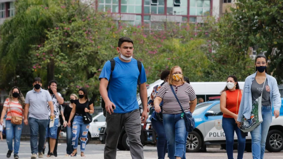 Covid-19: Brasil tem 22,3 milhões de casos e 619,2 mil mortes