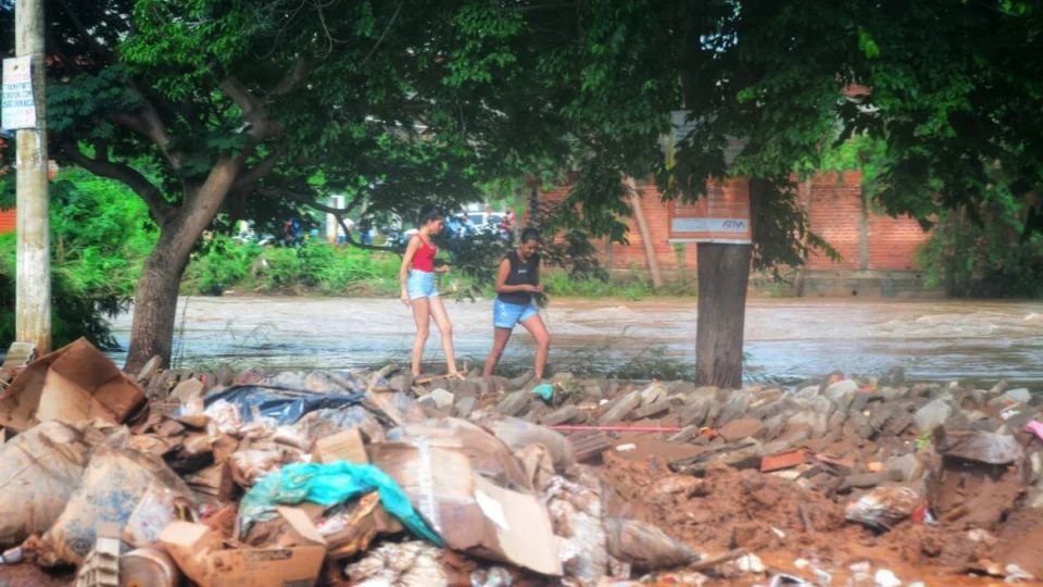 Sobe para 24 número de mortos devido às chuvas em Minas Gerais