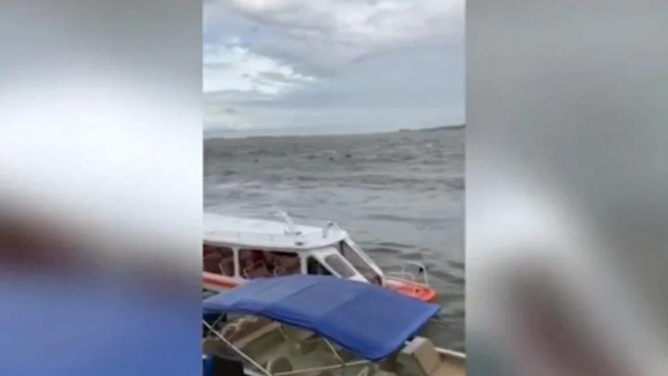 VEJA VÍDEO: lancha naufraga em Santarém e passageiros vivem momentos de pânico