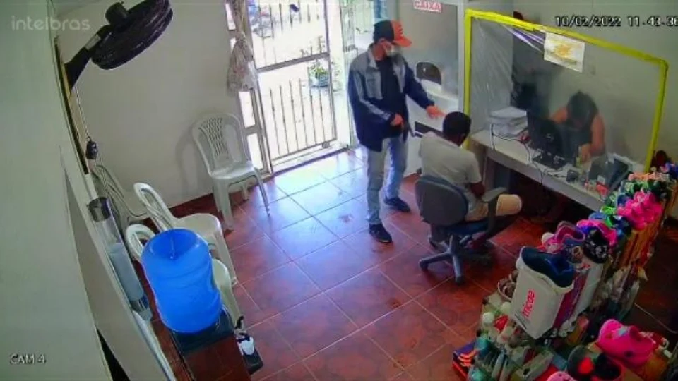 VEJA VÍDEO: Assaltantes roubam renda de Banco em Manicoré