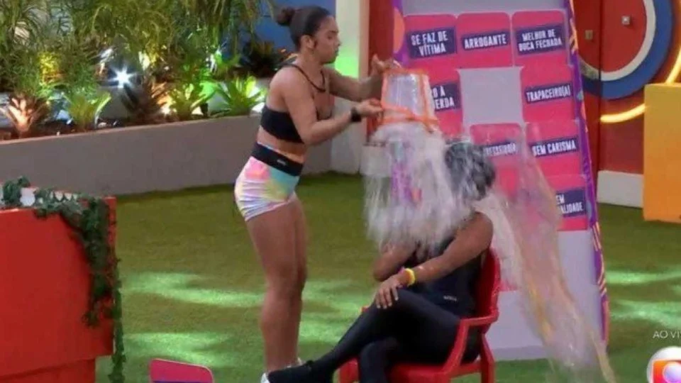 Maria bate balde em cabeça de Natália durante jogo da discórdia e público pede expulsão