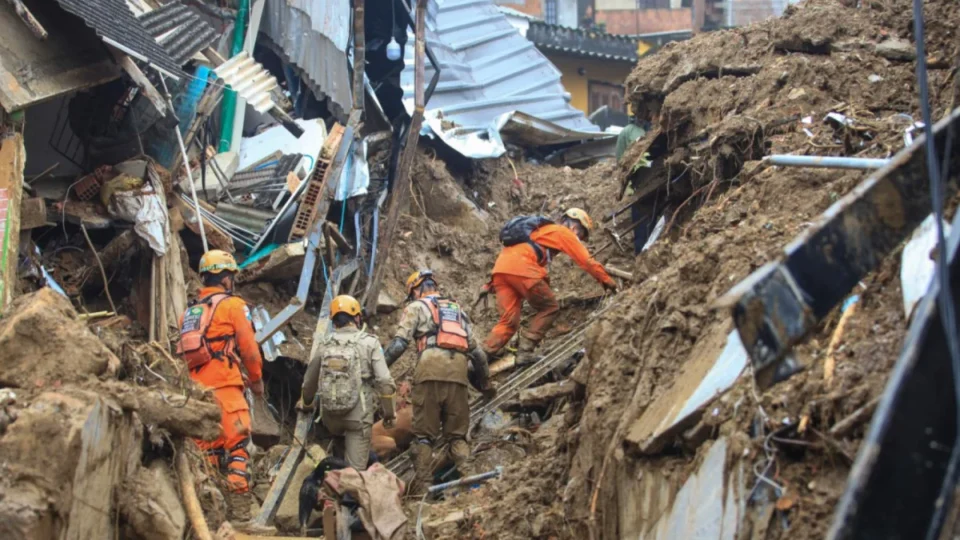 Mortos em Petrópolis chegam a 169 e 139 vítimas já foram identificadas; veja vídeo