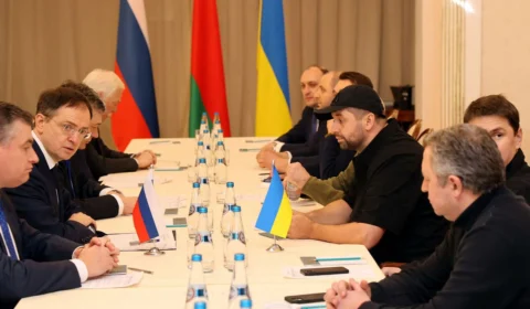 Negociações começam na Bielorrúsia quatro dias após invasão da Ucrânia