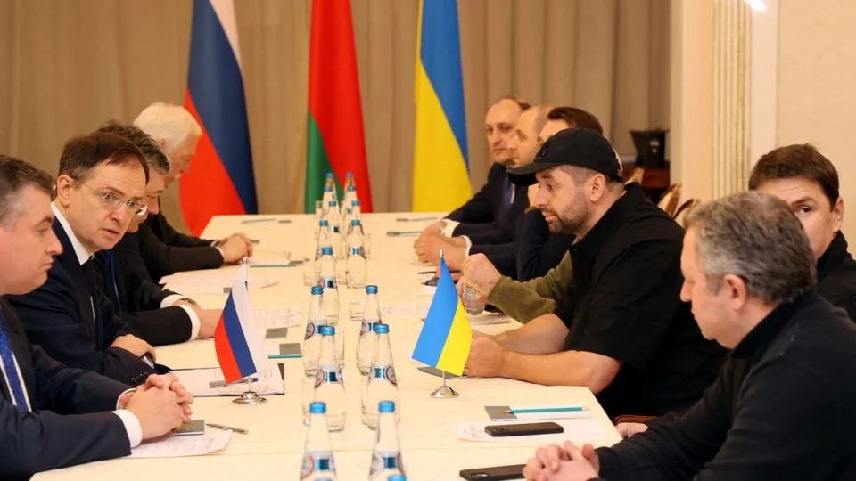 Negociações começam na Bielorrúsia quatro dias após invasão da Ucrânia