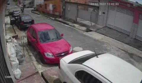 Motorista de aplicativo tem carro levado por assaltantes enquanto realizava corrida em Manaus; VEJA VÍDEO