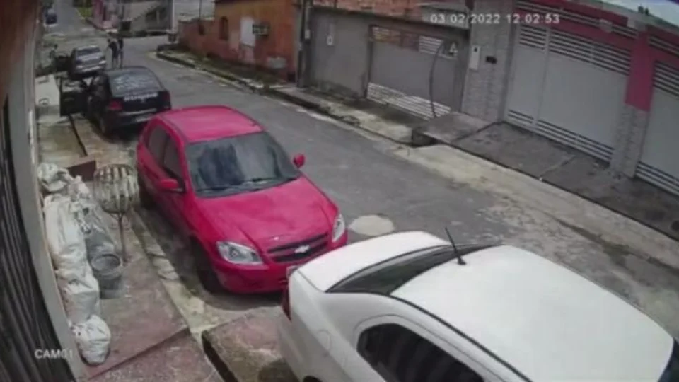 Motorista de aplicativo tem carro levado por assaltantes enquanto realizava corrida em Manaus; VEJA VÍDEO