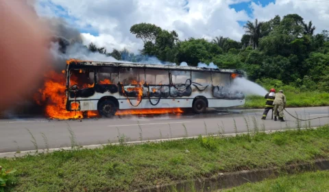 VEJA VÍDEO: Ônibus pegando fogo na rodovia AM-070 causa transtorno no trânsito