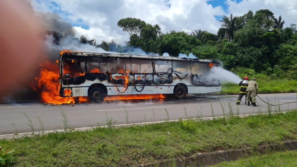 VEJA VÍDEO: Ônibus pegando fogo na rodovia AM-070 causa transtorno no trânsito
