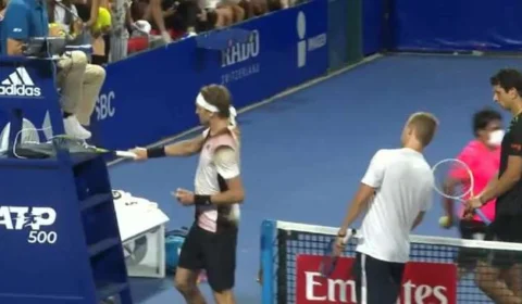 VEJA VÍDEO: Tenista Alexander Zverev se irrita, agride juiz e é expulso de torneio