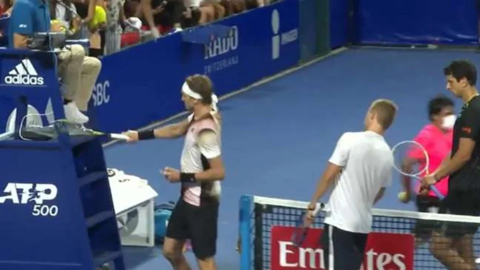 VEJA VÍDEO: Tenista Alexander Zverev se irrita, agride juiz e é expulso de torneio