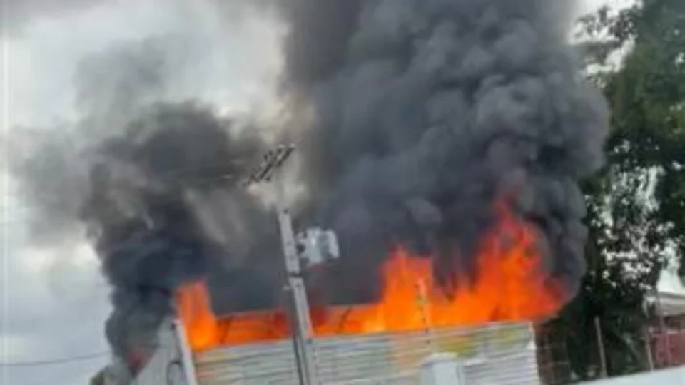 URGENTE: Incêndio atinge depósito de igreja no bairro Chapada; VÍDEO