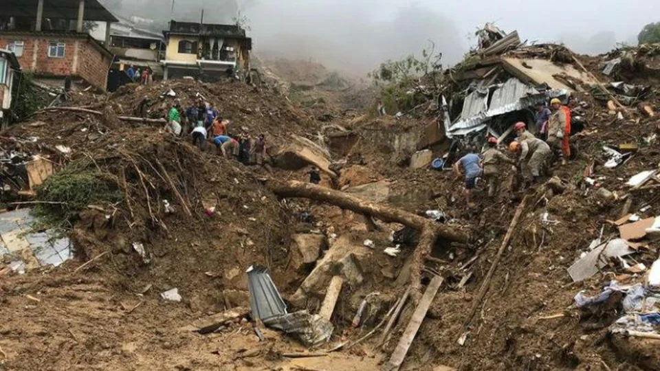 Sobe para 152 o número de mortos e 165 desaparecidos na tragédia em Petrópolis